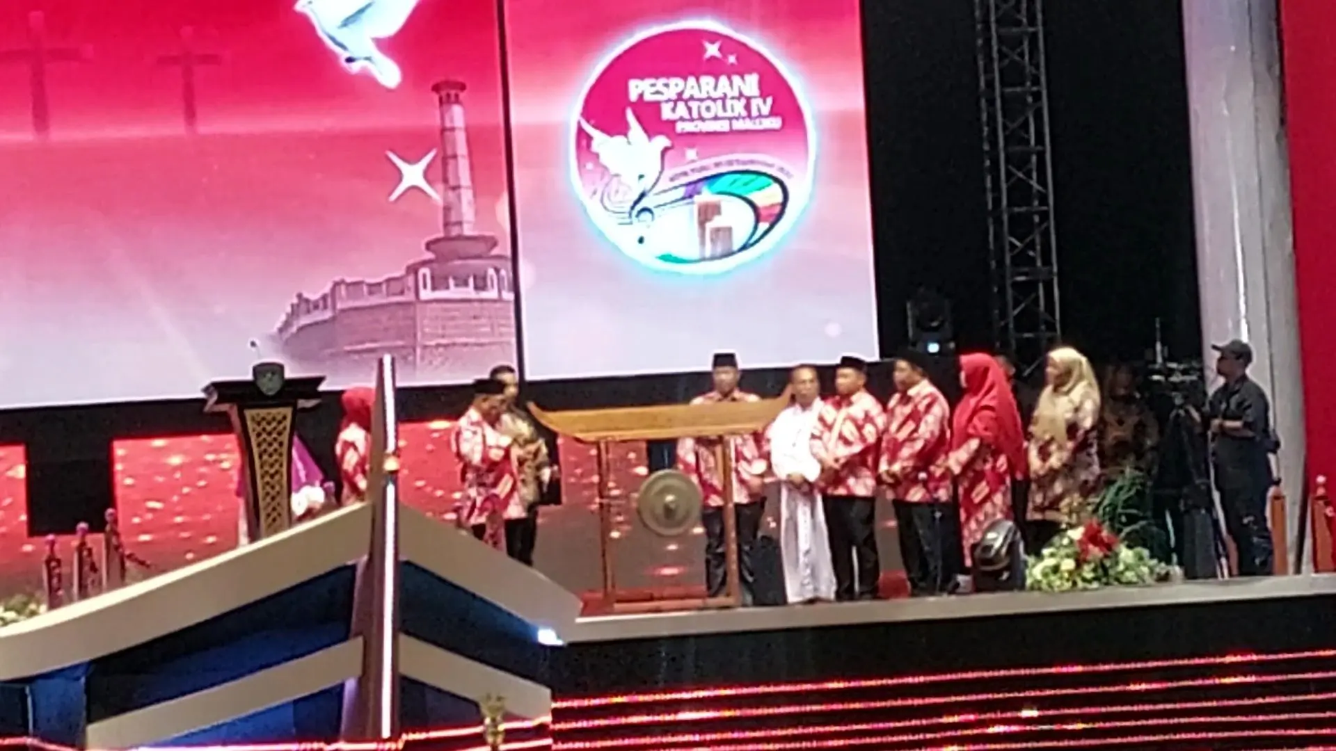 Gubernur maluku, murad ismail secara resmi membuka pesparani katolik iv provinsi maluku di kota tual minggu malam