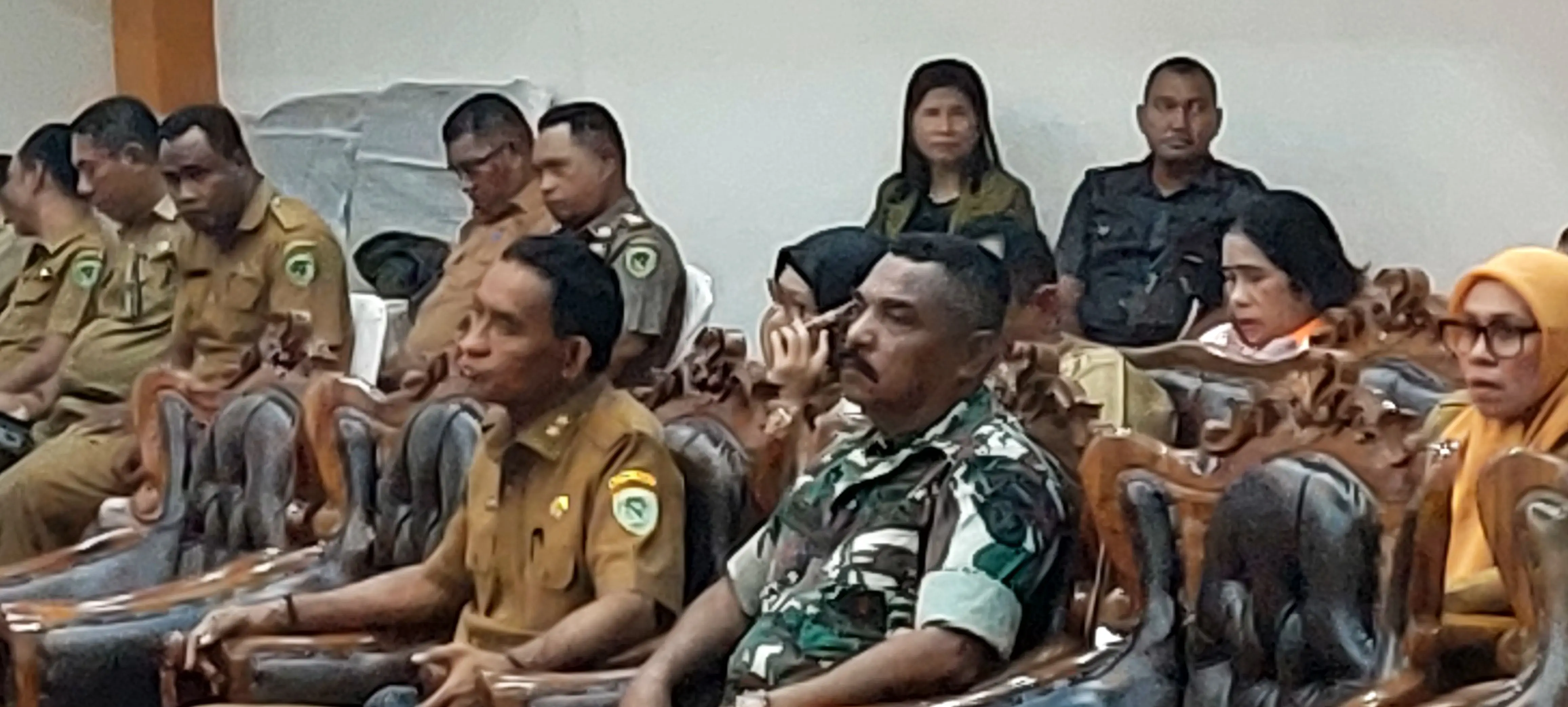 Sekda kota tual bersama forkopimda mengikuti pidato pengantar rapbd-p 2022 di dprd kota tual