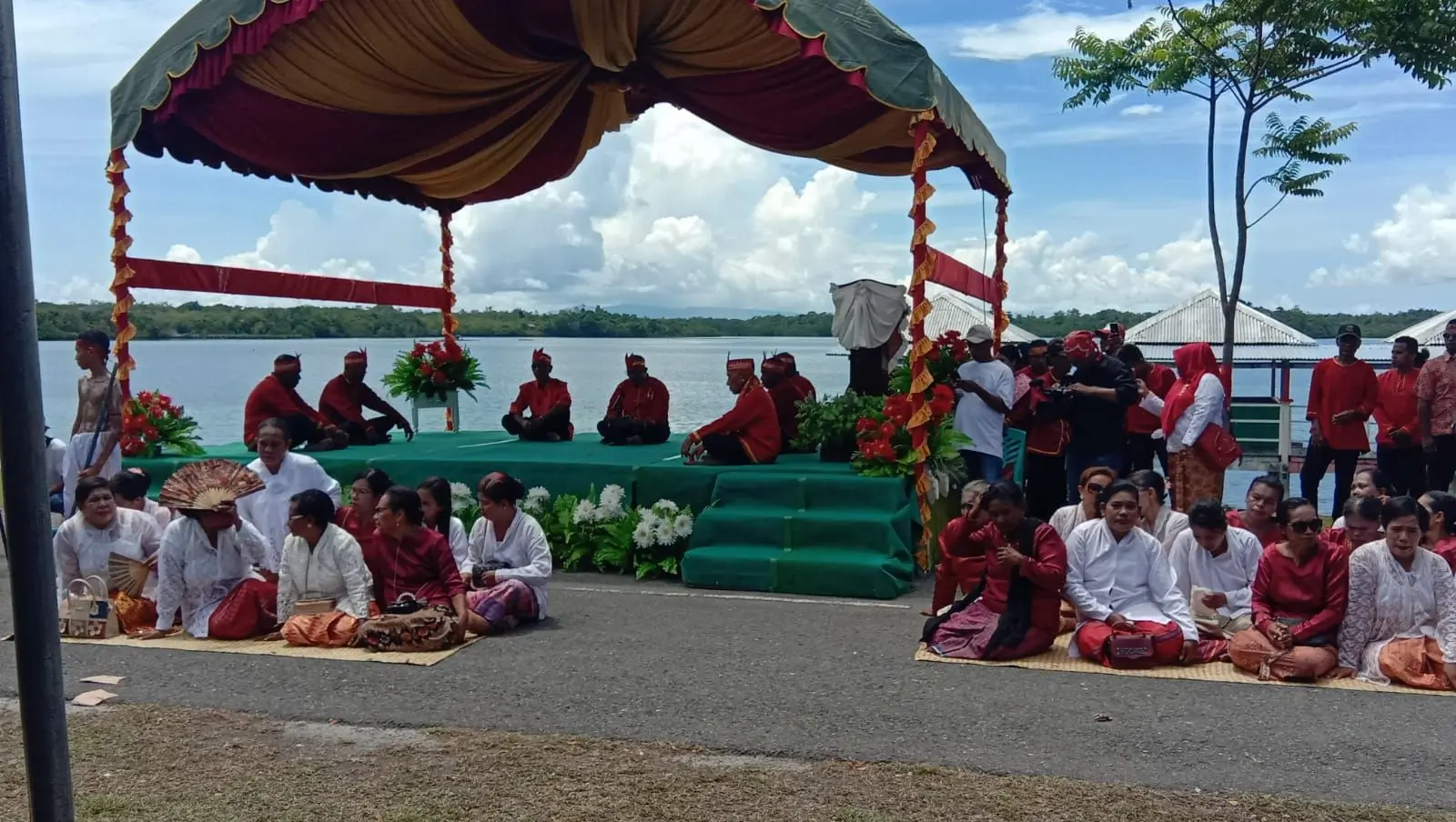 Pembukaan festival maren tual 2022 dengan lomba dayung sampan dan goyang samandar di teluk un desa taar