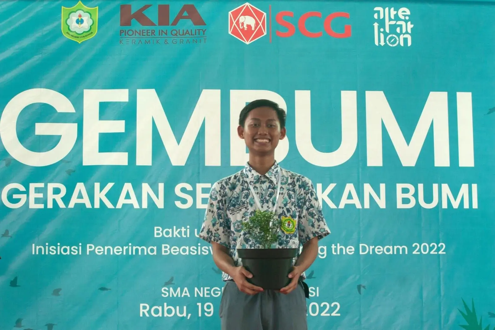 M. Taqiyudin ibadurrahman, siswa kelas xi sman 1 cileungsi sekaligus penerima beasiswa pendidikan scg sharing the dream 2022 menggagas kegiatan bakti lingkungan bertajuk “gerakan sembuhkan bumi” (gembumi) untuk berpartisipasi mengatasi pemanasan global.