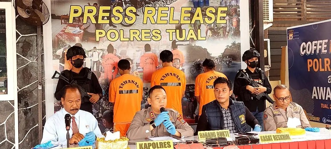 Konferensi pers kapolres tual terkait penangkapan tiga tersangka narkoba di kota tual