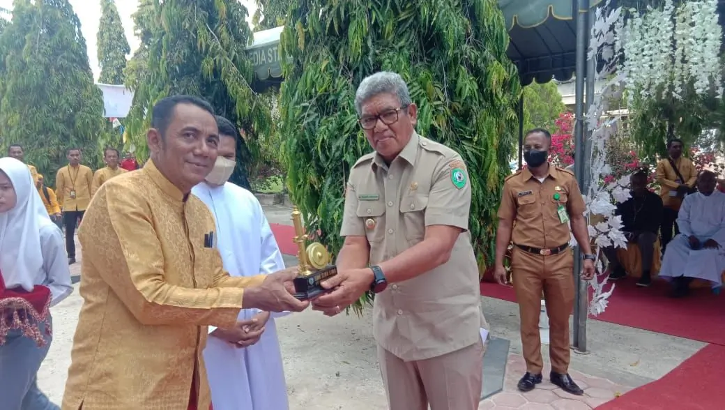 Kepsek smk siwalima langgur beri cendramata kepada bupati malra usai peresmian gedung otomotif baru smk siwalima langgur