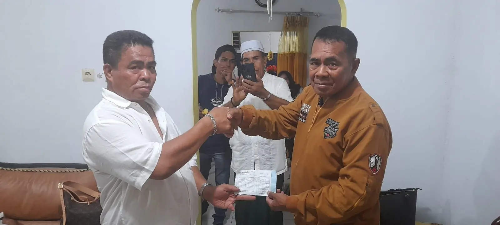 Ketum fpmm serahkan bantuan untuk pembangunan gereja di malra