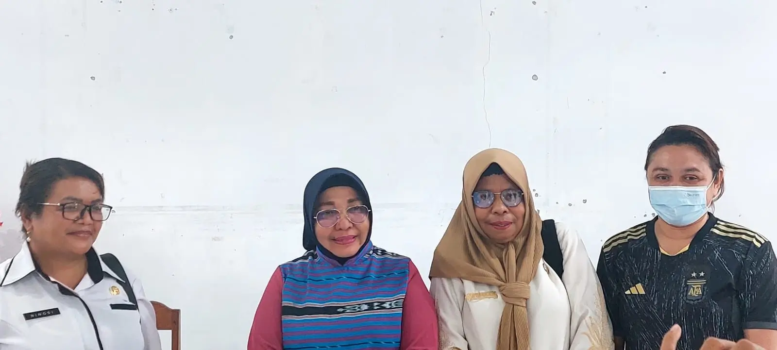 Kadis pendidikan dan kebudayaan provinsi maluku bersama orang tua siswa/i sma siwalima di kota tual dan malra