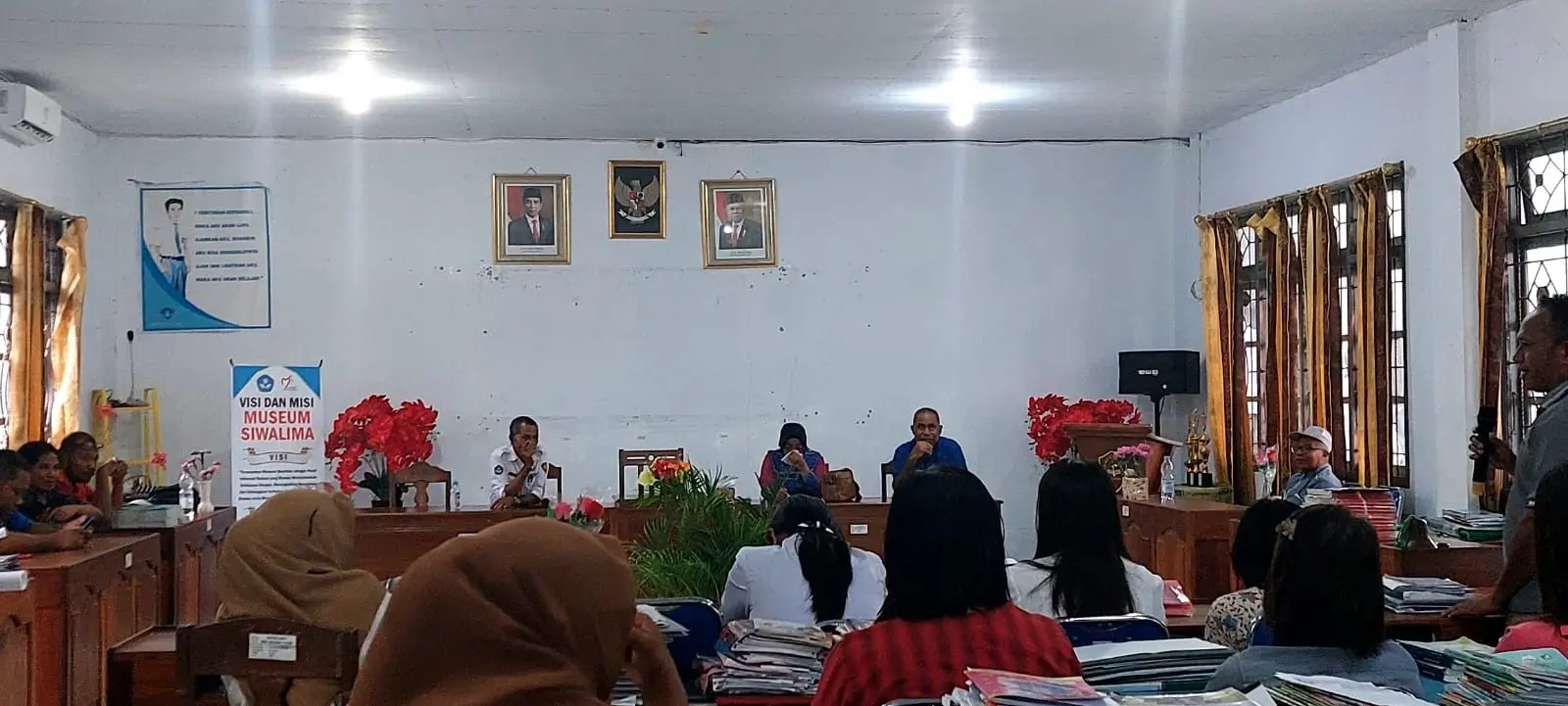 Pertemuan kepsek sma siwalima dan kadis pendidikan maluku bersama orang tua asuh di kota tual dan malra