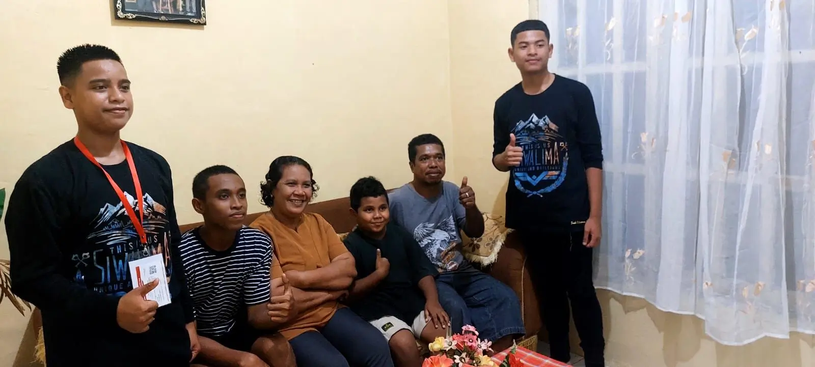 Pelepasan siswa sma siwalima ambon yang tinggal di rumah orang tua asuh di ohoi wearlilir, kabupaten malra selama tiga hari melaksanakan kegiatan raker osis sma siwalima untuk kembali ke kota ambon