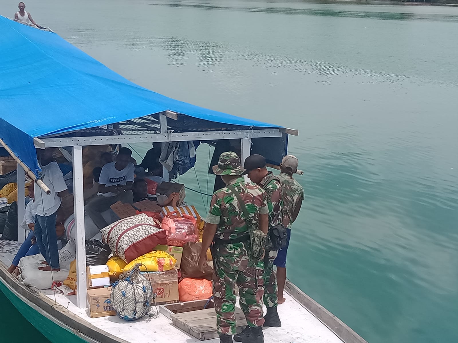 Anggota kodim 1503 tual bantu warga antar bantuan buat warga desa ngurdu, kei besar pasca konflik antara ohoi bombai dan ohoi elat kei besar