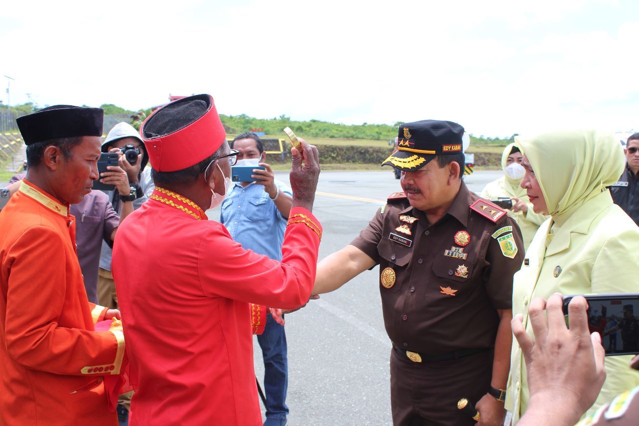 Kejati maluku setelah tiba di bandara karel sadsuitubun langgur dijemput secara adat kei