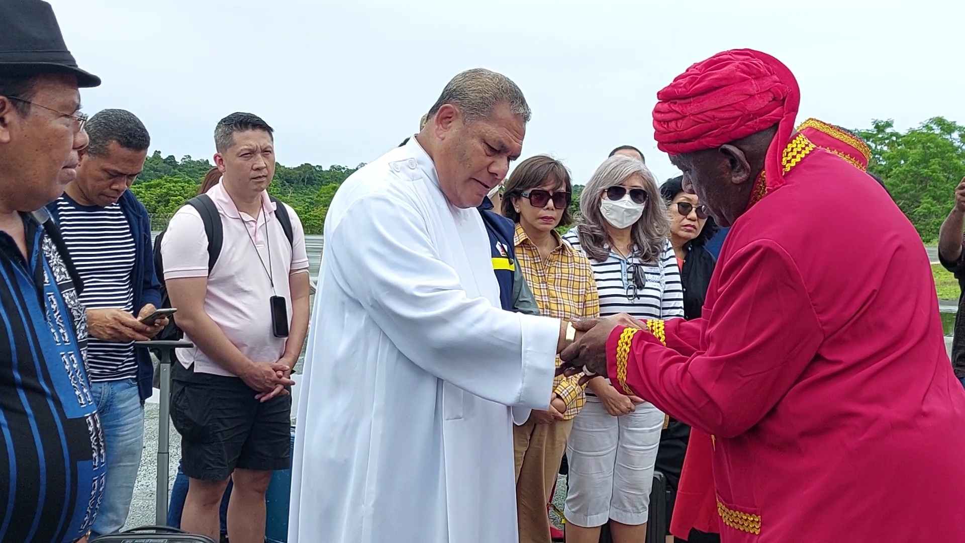 Raja tual menyematkan mas adat kei di tangan pastor aloysius tamnge msc saat penjemputan secara adat kei di bandara karel sadsuitubun langgur, kamis 24 november 2022