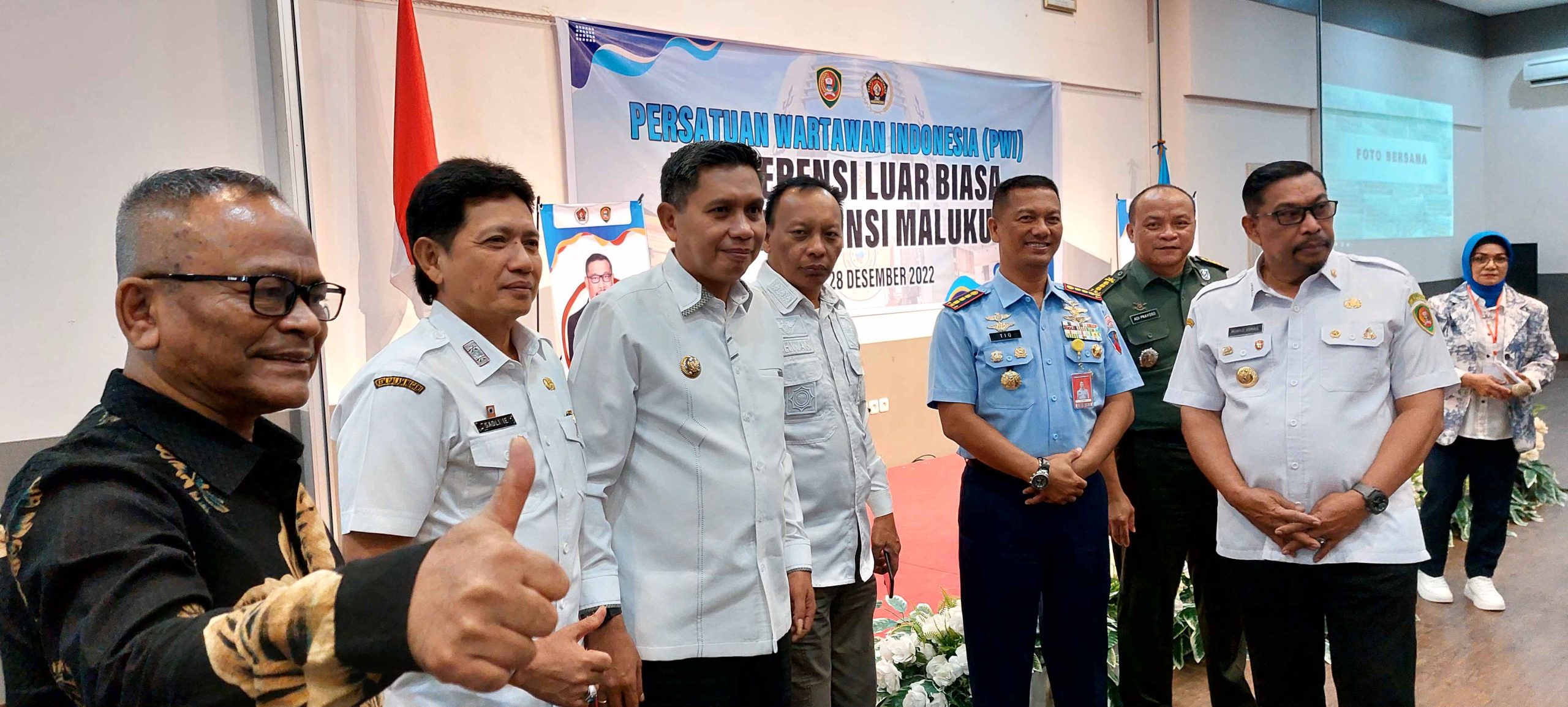 Ketum pwi pusat bersama forkopimda maluku yang hadir di konferensi luar biasa pwi provinsi maluku