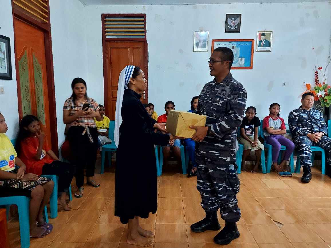 Danlanal tual menyerahkan santunan tni al kepada pemimpin panti asuhan bhakti luhur di ohoi kelanit, kamis 01 desember 2022