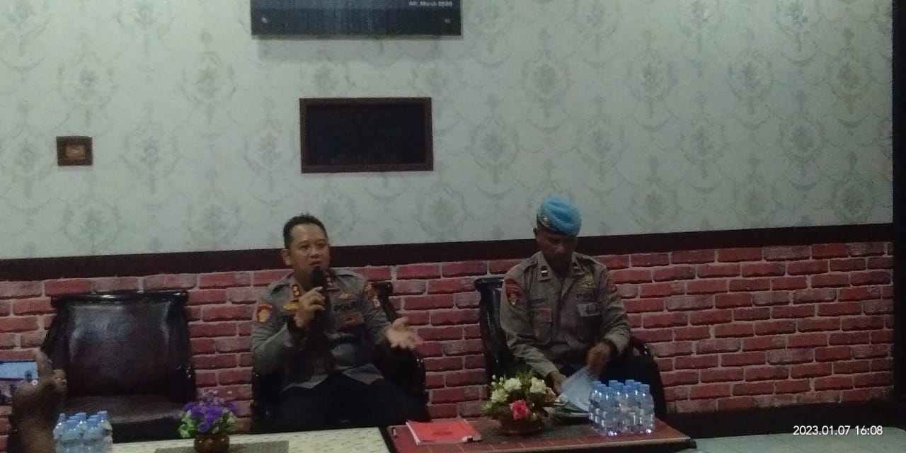 Konferensi pers kapolres tual, didampingi kasi prompam di polres tual, sabtu 07 desember 2023