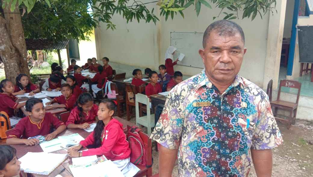 Siswa / i sd n 12 kota tual belajar diluar, tepatnya halaman sekolah dan dibawah pohon