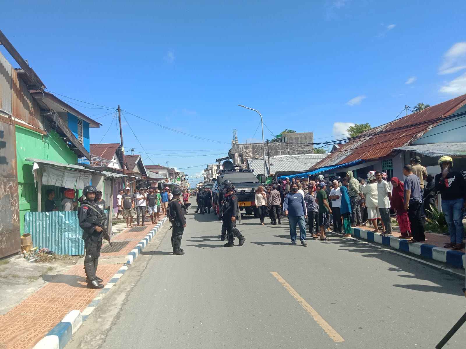 Petugas bnnp maluku yang turun hendak melakukan penangkapan paksa terhadap ongen kabalmay di kota tual, kamis 26 januari 2023