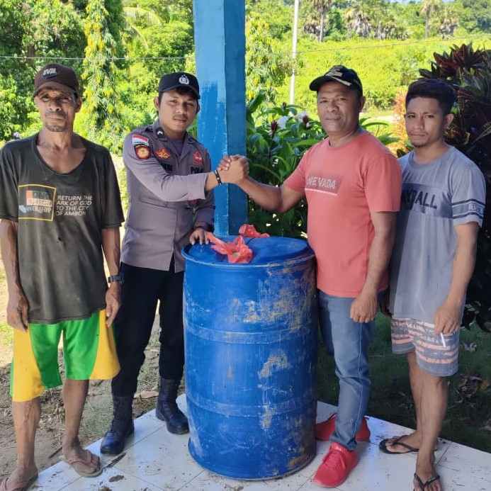 Ini bantuan bbm solar satu drum dari polres mbd kepada warga desa rotnama terdampak banjir