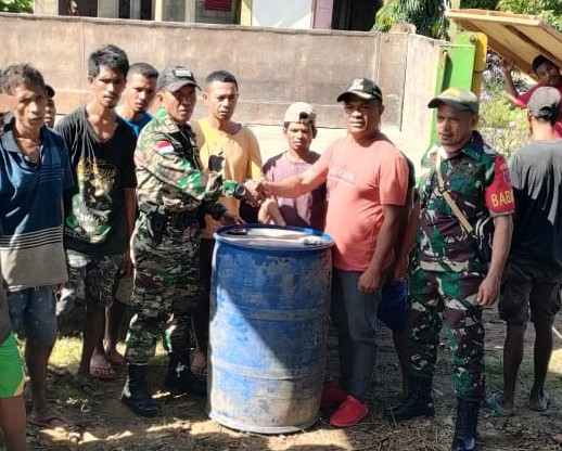 Ini bantuan satu drum bbm solar dari kodim 1511 / pulau moa kepada warga desa rotnama terdampak banjir