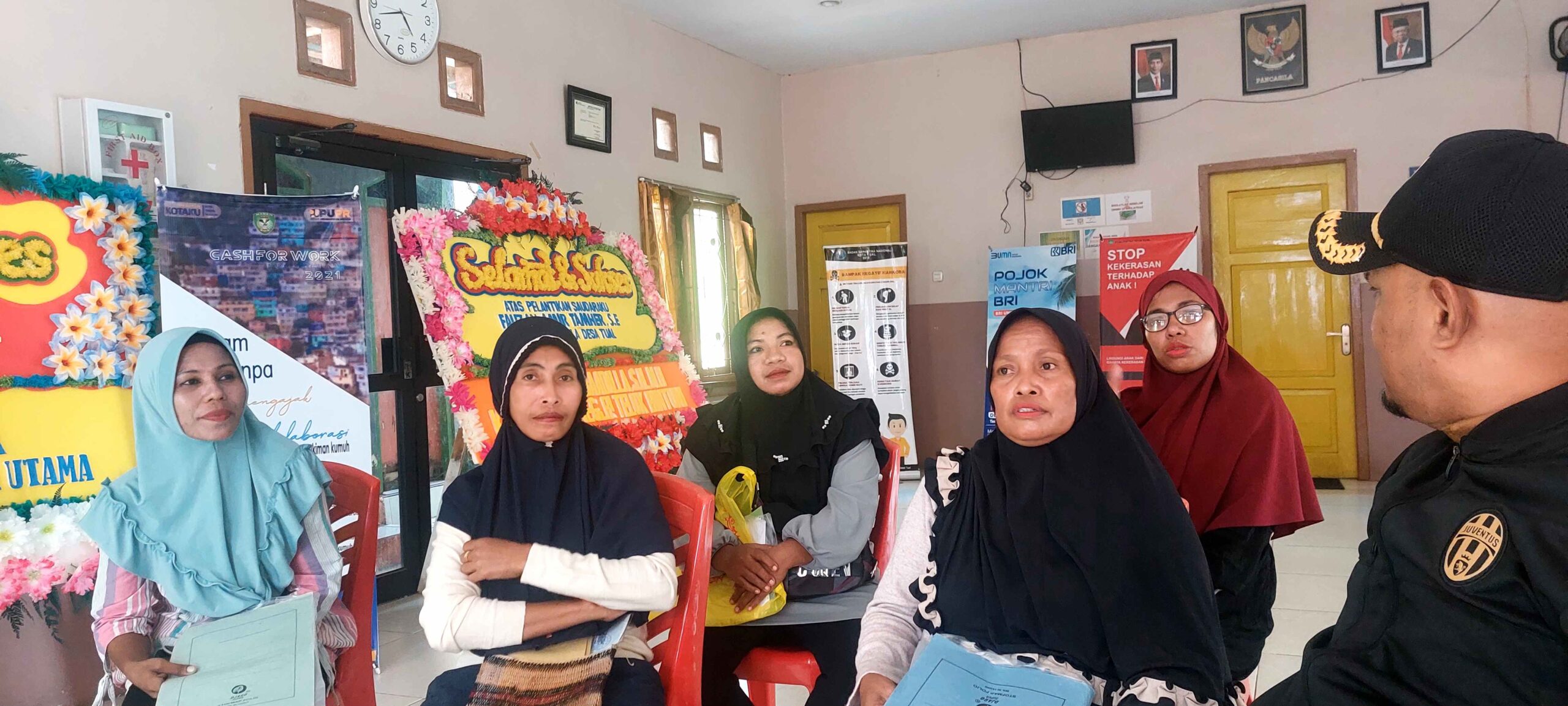 Para ibu korban rumah rusak berat dan ringan akibat bencana angin puting beliung di data pada kantor ohoi tual, selasa 14 februari 2023