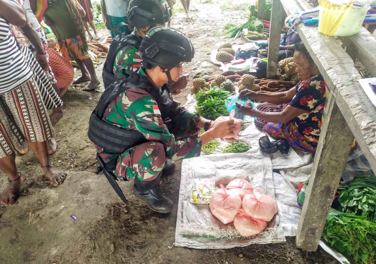 Satgas yonif 142/kj sambangi pasar rakyat distrik apahapsili, kabupaten yalimo, provinsi papua pegunungan beli hasil kebun mama - mama papua, jumat 3 februari 2023