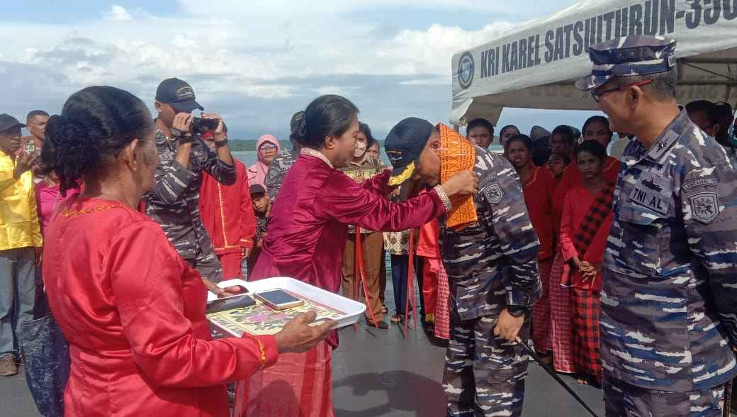 Penyematan kain adat kei dari ibu pejabat kepala ohoi rumadian kepada komandan kri karel sadsuitubun saat tiba di dermaga lanal tual