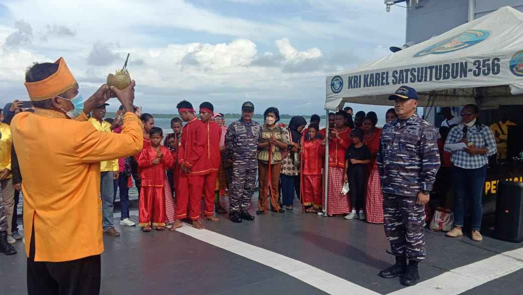 Raja rumadian, norbertus watratan dalam upacara adat kei di dermaga lanal tual menyambut kedatangan kri karel sedsuitubun di kota tual, sabtu 18 februari 2023