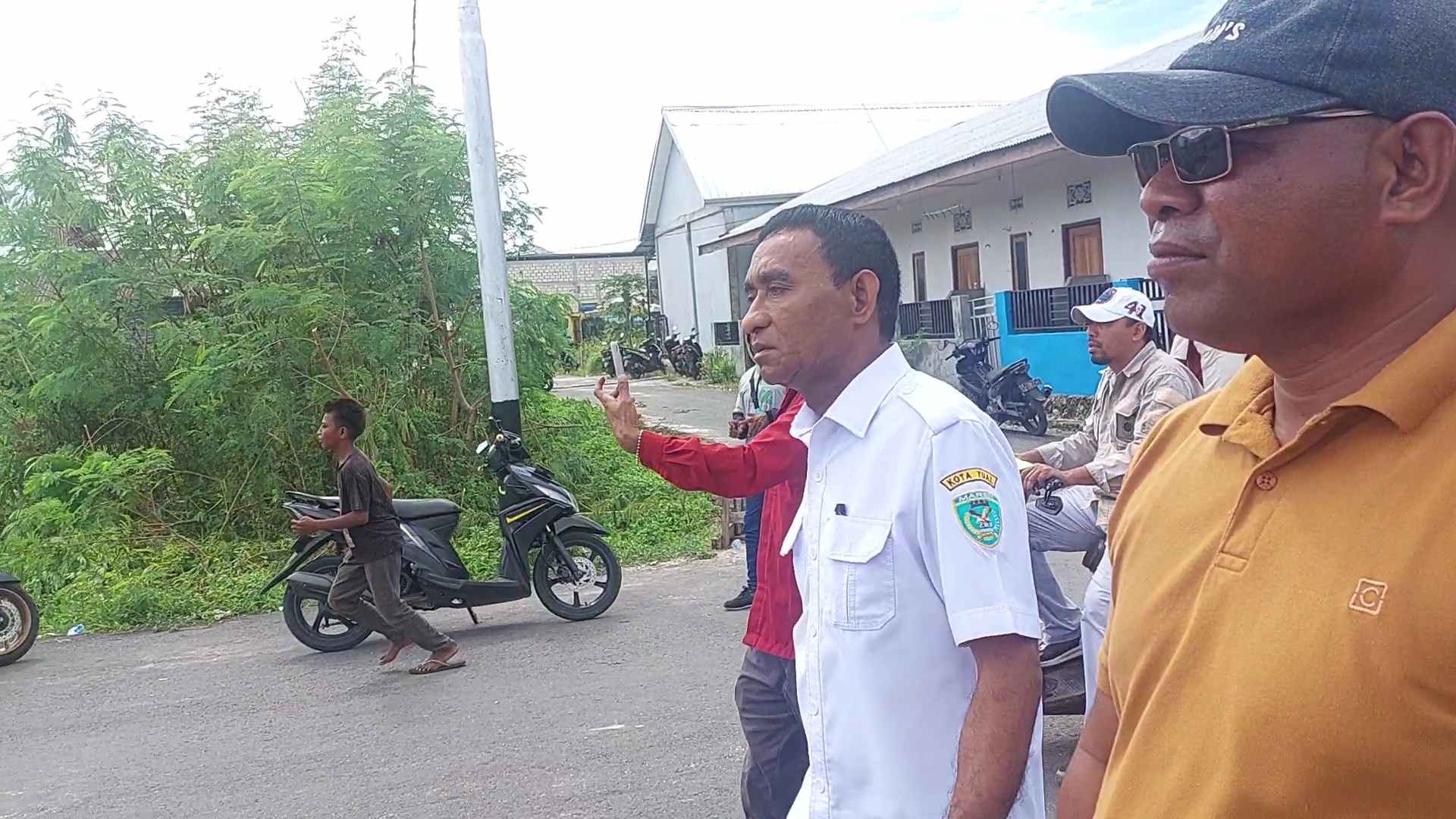 Sekda kota tual, a. Yani renuat yang turun buka blokade jalan utama di btn kota tual disaat konflik dua kelompok warga, rabu 01 februari 2023