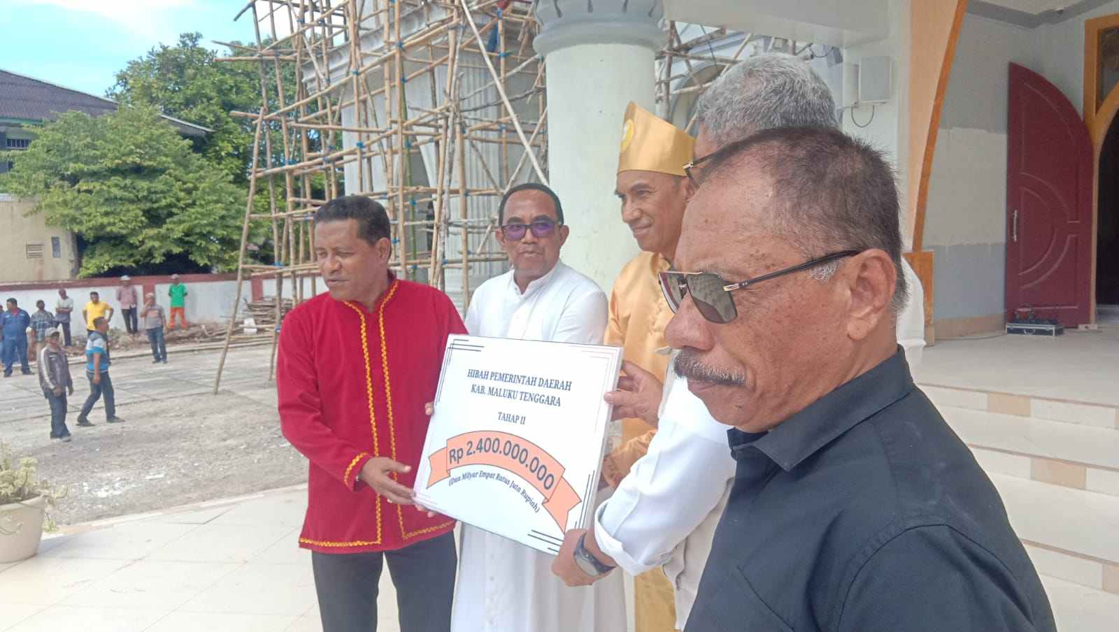 Bupati mth serahkan bantuan penyelesaian pembangunan gereja katolik langgur sebesar 2,4 milyar kepada panitia pembangunan, sabtu 11 maret 2023