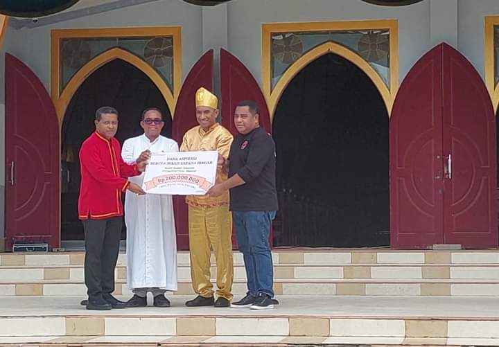 Ketua dprd provinsi maluku serahkan bantuan sebesar 200 juta untuk penyelesaian pembangunan gedung gereja langgur, sabtu 11 maret 2023