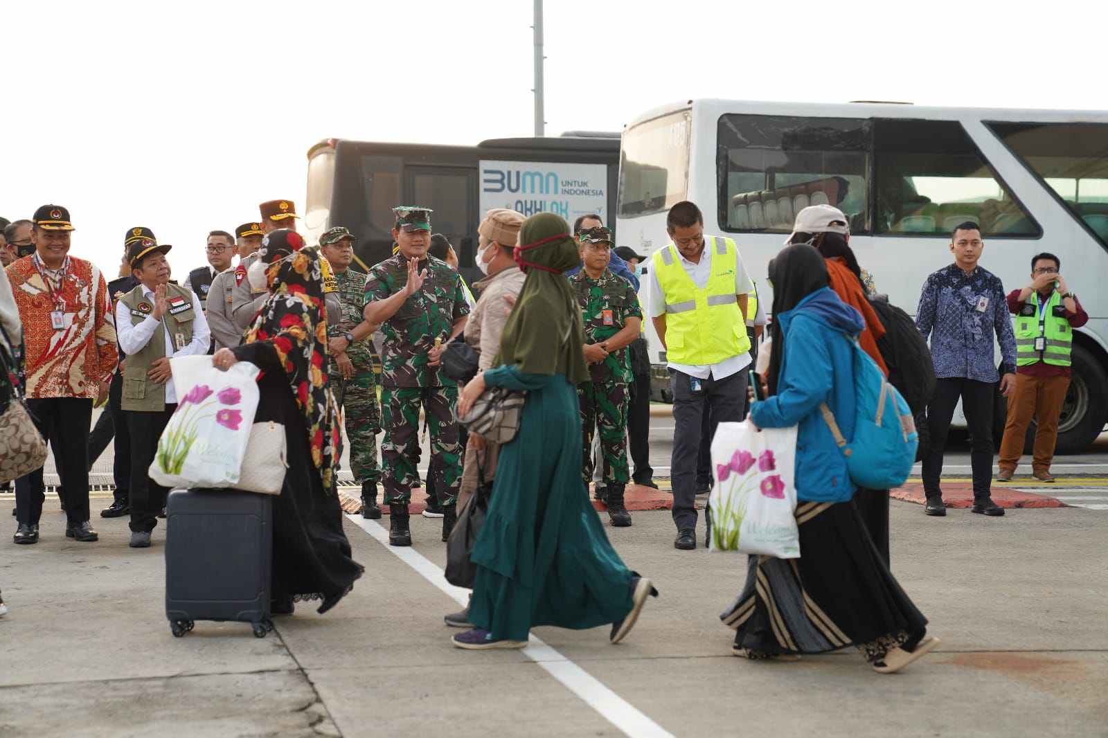 385 wni yang dievakuasi dari sudan, dijemput panglima tni, jumat 28 april 2023