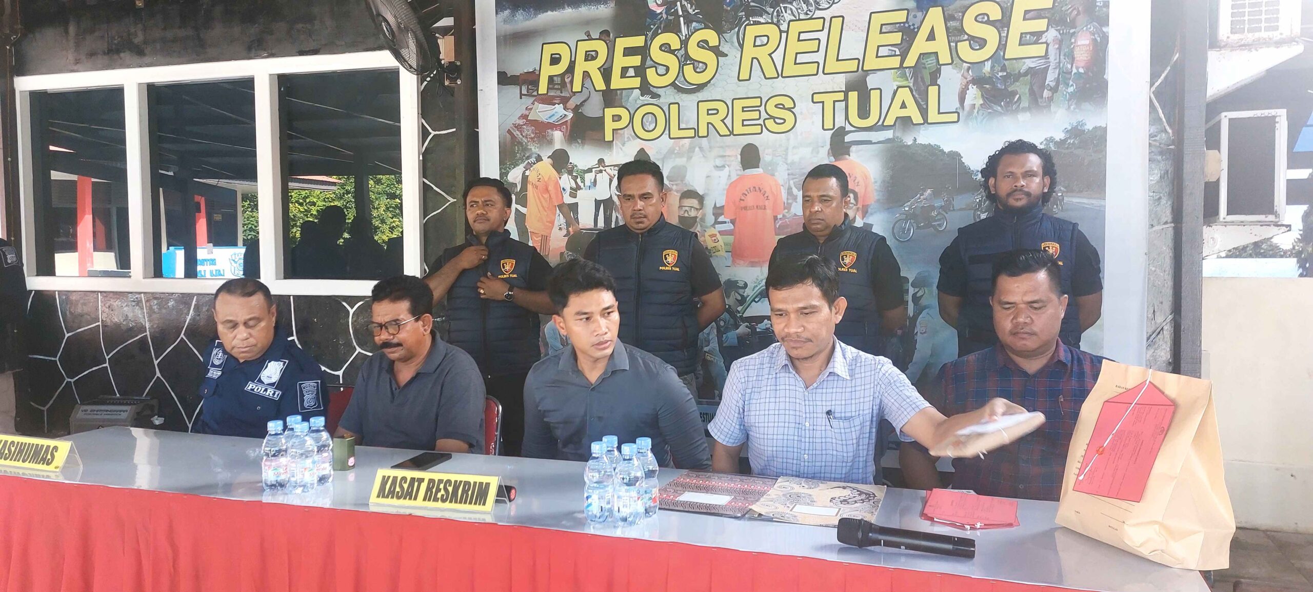 Konferensi pers satreskrim polres tual, minggu 07 mei 2023