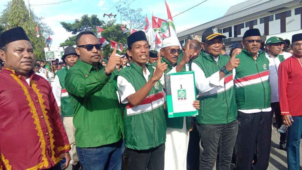 Ratusan simpatisan dan kader pkb malra berjalan kaki menuju kantor kpu daftar bacaleg, sabtu 13 mei 2023