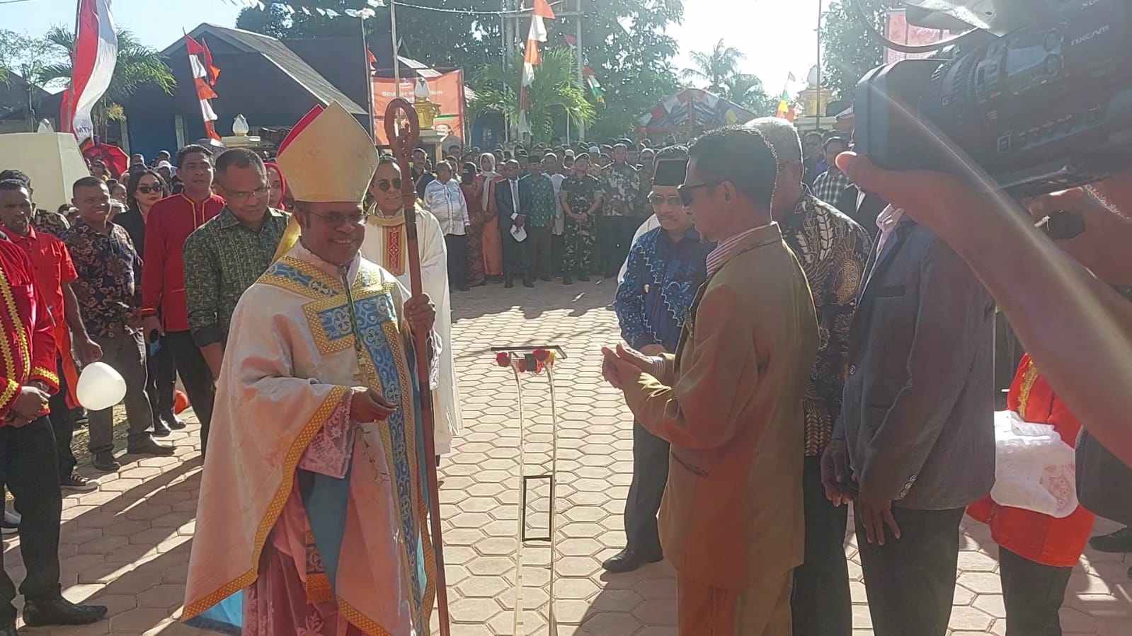 Penyerahan kunci pintu gereja santo paulus wain dari ketua panitia edy yaflean kepada uskup diosis amboina, jumat 14 juli 2023