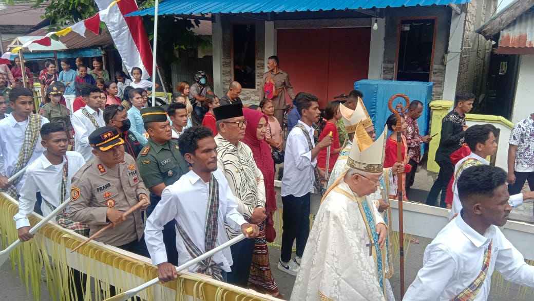 Perarakan uskup amboina, dan uskup agung merauke bersama bupati malra menuju gereja katolik langgur untuk peresmian, kamis 13 juli 2023