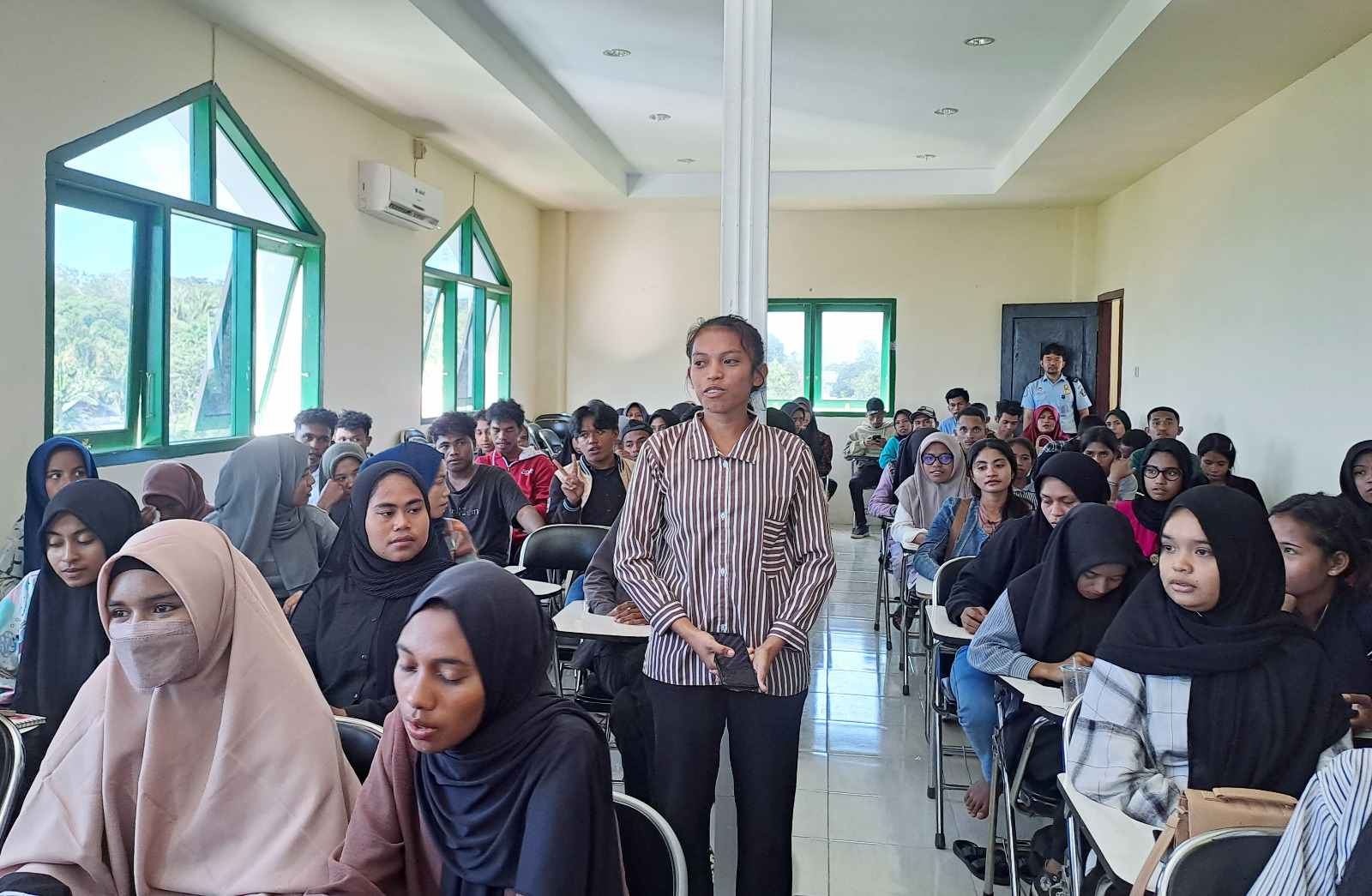 Para mahasiswa uningrat kota tual mengikuti kegiatan sosialisasi dari kantor imigrasi kelas ii tpi tual, kamis 20 juli 2023