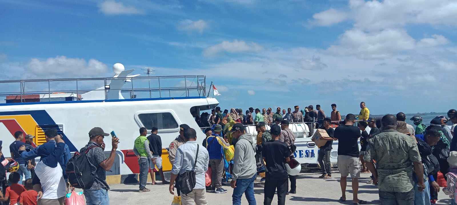 Kapal bantuan dari pt sis yang melaksanakan uji coba pelayaran perdana, minggu 6 agustus 2023 dari tual menuju pulau tayando