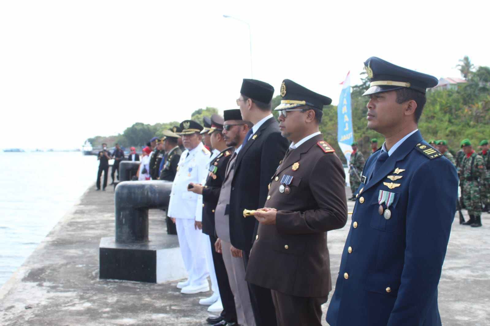 Walikota tual dan forkopimda melaksanakan tabur bunga di dermaga laut lanal tual, kamis 17 agustus 2023