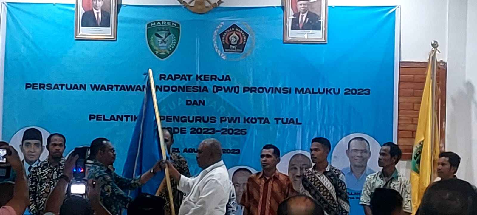 Ketua pwi maluku serahkan bendera petaka pwi kepada ketua pwi kota tual, abdullah tuseik dalam pelantikan pengurus pwi kota tual periode 2023-2026, senin 21 agustus 2023