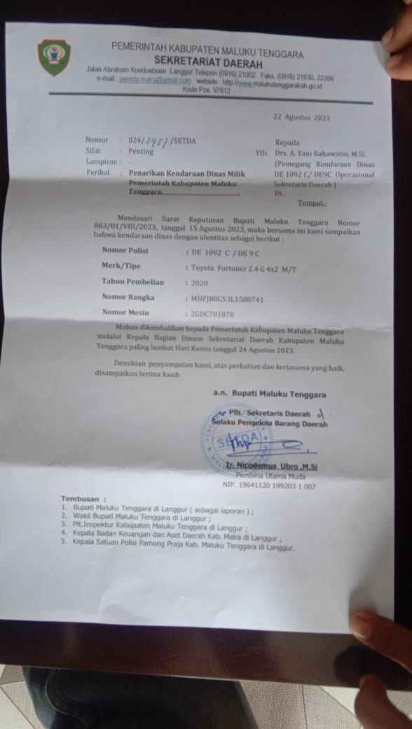 Ini bukti surat tertulis resmi plh sekda malra kepada ahmad yani rahawarin untuk penarikan mobil dinas pemkab malra