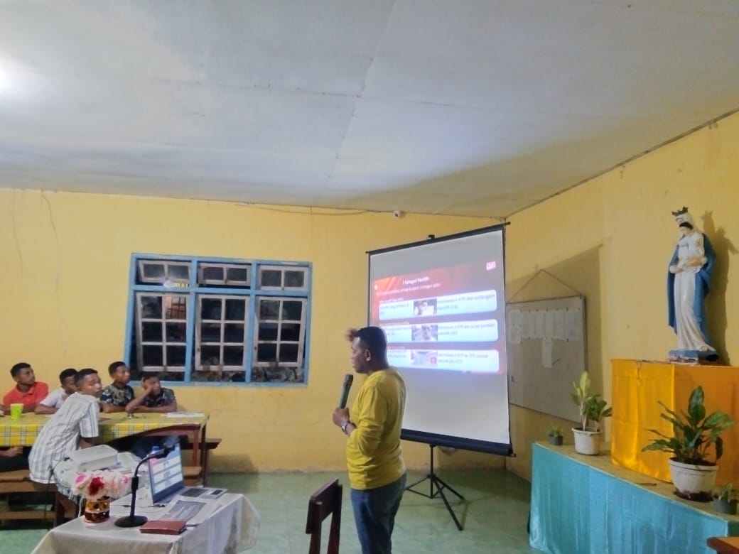 Anggota kpu malra, sosialisasi pemilu 2004 kepada siswa seminari st. Yudas thadeus langgur ( foto - sarto koba )