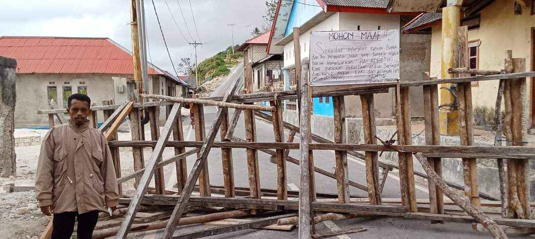 Pemalangan jalan di ohoi renfaan islam, kecamatan kei besar utara timur selasa 26 september 2023, pukul 08. 00 wit