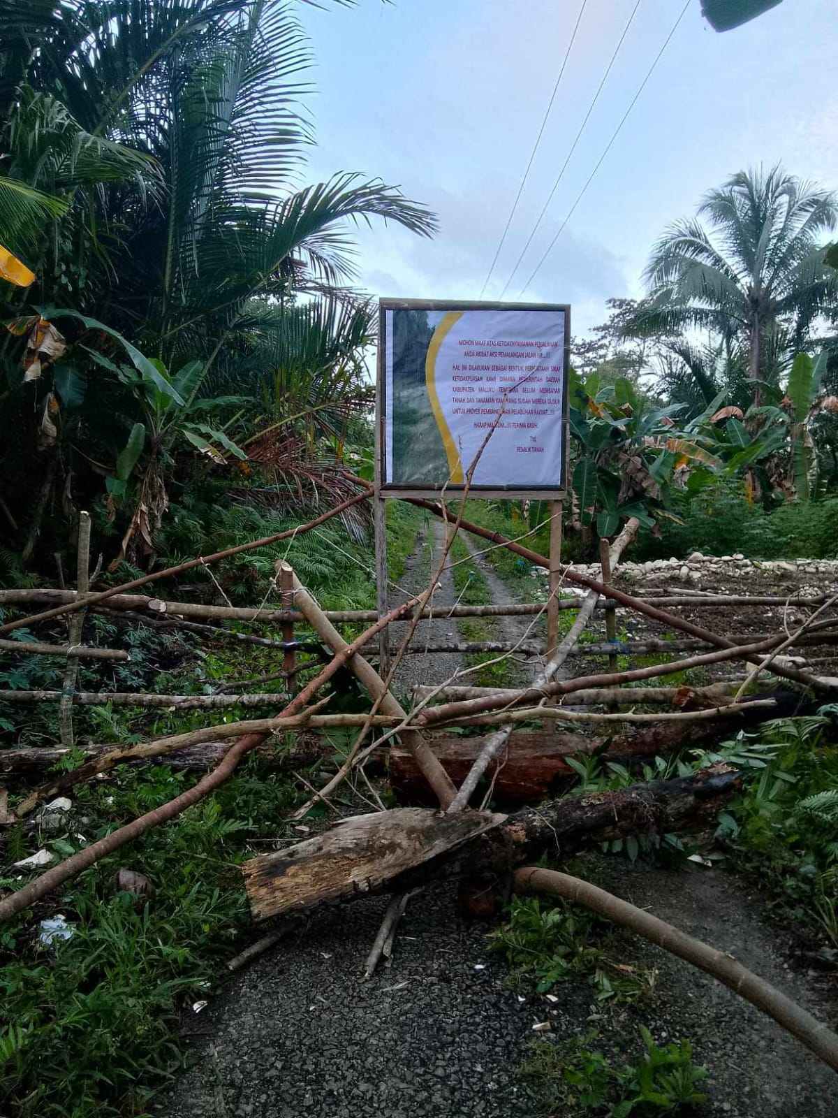 Ini bukti pemalangan jalan di ohoifau, kecamatan kei besar utara timur, kabupaten maluku tenggara, provinsi maluku