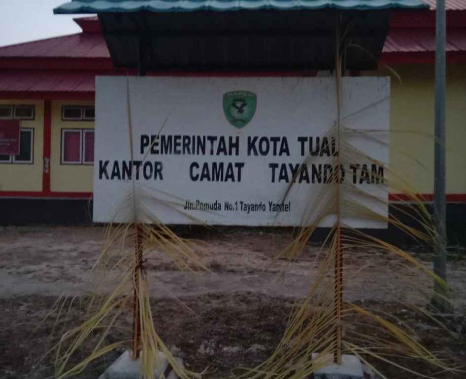 Ini sasi di kantor camat tayando tam kota tual yang dipasang, rabu sore ( 11 /10/2023) pukul 17. 00 wit