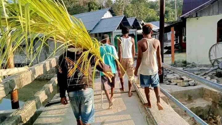 Warga desa mun ohoiir pasang sasi daun kelapa putih, selasa sore pukul 16. 00 wit