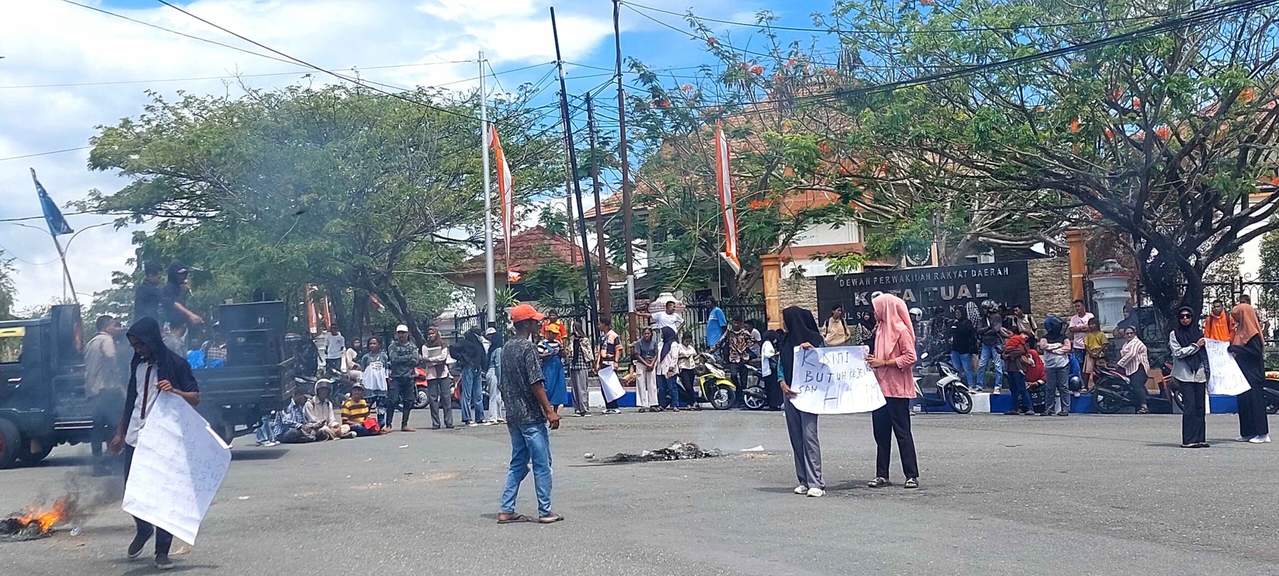 Ini aksi hmi dan pmii didepan kantor dprd kota tual, kamis 30 november 2023, pukul 13. 00 wit