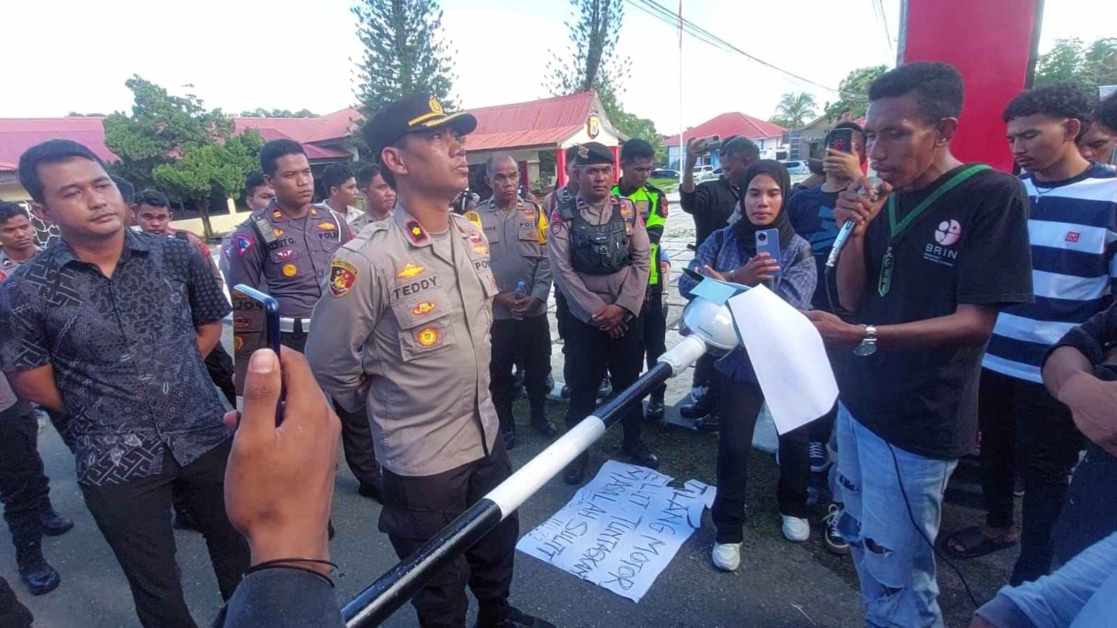 Korlap aksi demo hmi bacakan pernyataan sikap dihadapan wakapolres tual, kamis 30 november 2023