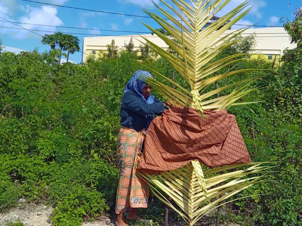 Tanda larangan adat kei sasi ( hawear-red) yang masih tertanam di simpang empat dusun dumar, kota tual