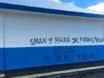 Ini aksi penyegelan dan tulisan tangan warga ohoi hollat pada sma negeri 9 maluku tenggara di ohoi debut, kecamatan manyeuw, rabu 17 januari 2023