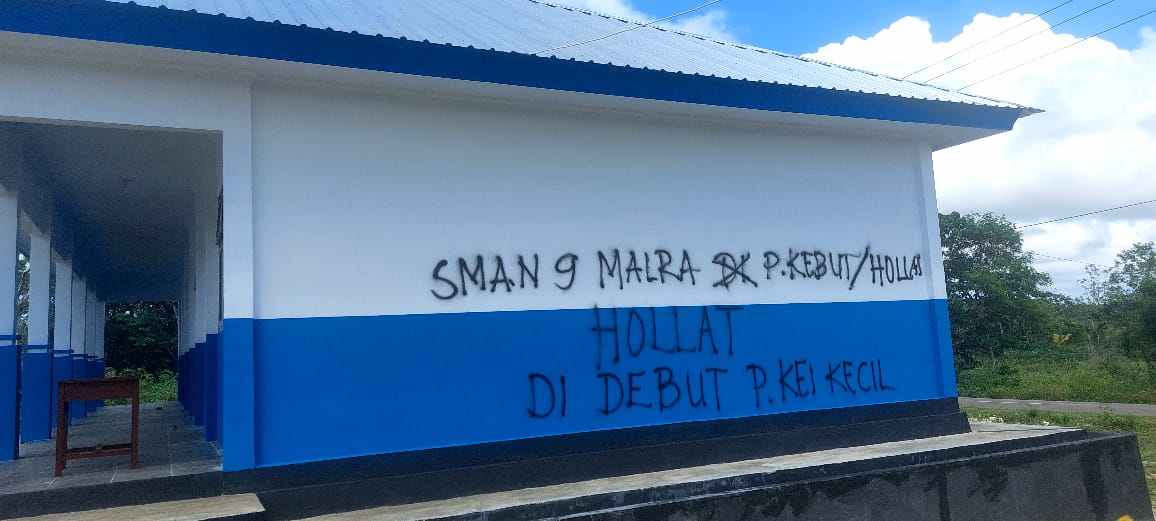 Ini aksi penyegelan dan tulisan tangan warga ohoi hollat pada sma negeri 9 maluku tenggara di ohoi debut, kecamatan manyeuw, rabu 17 januari 2023