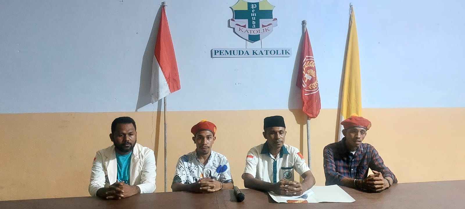 Konferensi pers forum lintas okp / ormas peduli demokrasi kabupaten maluku tenggara, senin malam di langgur, 19 januari 2023