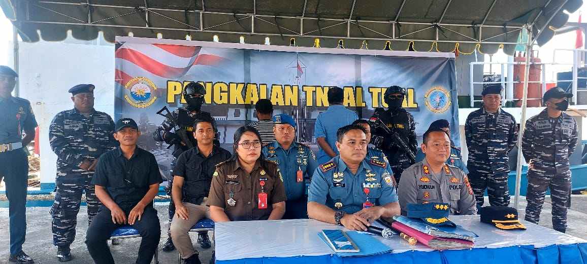 Konferensi pers, danlanal tual, kapolres dan kasi pidum kejaksaan negeri tual di dermaga lanal tual, oktober 2023 terkait hasil tangkapan kapal patroli tni al tual