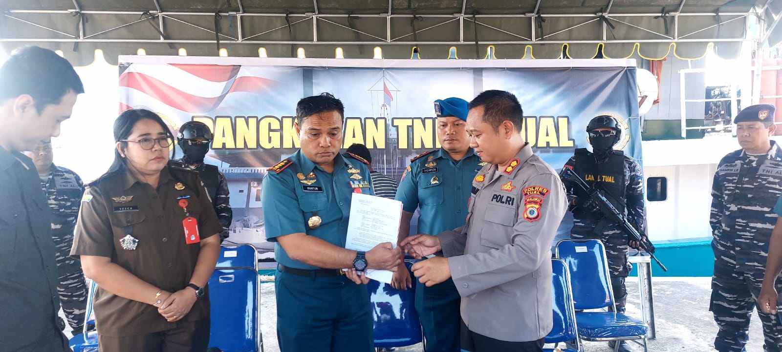 Danlanal tual serahkan bb hasil tangkapan kapal patroli tni al kepada kapolres tual untuk proses penyelidikan